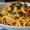 Linguine au poulet au beurre cowboy crémeuses garnies de persil frais