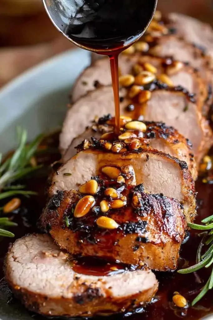 Filet de porc cru dans sa marinade au miel et à l'ail