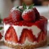 Fraisier français avec génoise, crème mousseline et fraises fraîches
