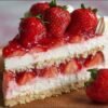 Gâteau fromage fraise fait maison avec fraises fraîches sur le dessus