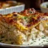 Lasagnes au poulet dorées sortant du four avec sauce blanche crémeuse