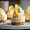 Ingrédients pour mini-cheesecakes disposés sur plan de travail