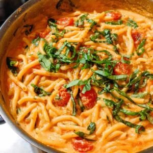 Casserole de pâtes crémeuses à la tomate avec basilic frais
