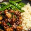 Poulet Sésame Santé servi avec riz jasmin et haricots verts