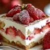 Tiramisu aux fraises présenté dans un plat transparent
