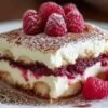 Tiramisu aux framboises dans un plat en verre avec couches visibles