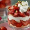 Trifle aux fraises dans des verrines avec mascarpone et pistaches