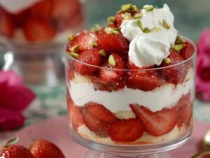 Trifle aux fraises dans des verrines avec mascarpone et pistaches