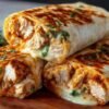Wraps de poulet à l'ail et au fromage fondant dorés à la poêle
