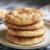 Biscuit Snickerdoodle coupé en deux montrant l'intérieur moelleux