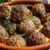 Boulettes marocaines traditionnelles dans sauce tomate avec œufs pochés