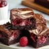 Brownies aux framboises marbrés servis avec glace vanille