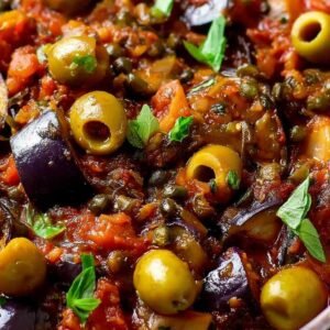 Caponata Sicilienne 3 Caponata sicilienne aux aubergines servie dans un plat traditionnel