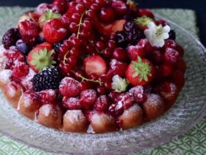 Charlotte aux Fruits Rouges Tranche de charlotte aux fruits rouges sur assiette