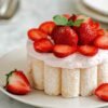 Charlotte aux fraises mascarpone décorée de fraises fraîches