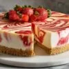 Cheesecake tourbillon fraises fait maison avec spirales rouges
