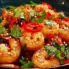 Crevettes asiatiques au gingembre et citronnelle en cours de marinade