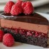 Tranche de gâteau mousse au chocolat montrant les couches de biscuit et mousse