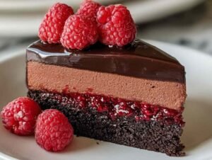 Tranche de gâteau mousse au chocolat montrant les couches de biscuit et mousse