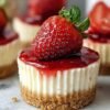 Mini cheesecakes aux fraises sur plateau de service