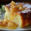 Moelleux aux amandes et compote de pommes fait maison coupé en parts