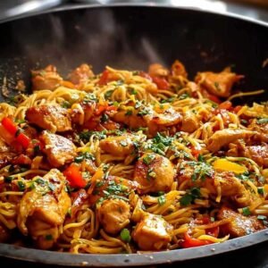 Recette nouilles sautées au poulet express avec légumes et sauce soja