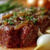 Pain de Viande à l'Oignon Français avec fromage gruyère doré sur planche à découper