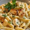 Assiette de pâtes au poulet crémeuses avec basilic frais