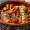 Poulet Basquaise à l'Ancienne traditionnel avec poivrons et tomates dans une cocotte