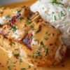 Poulet cajun crémeux servi dans une assiette avec du riz