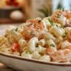 Salade de macaroni aux crevettes dans un grand bol blanc