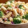 Salade de pâtes au brocoli crémeuse avec bacon et légumes frais