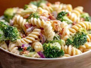 Salade de pâtes au brocoli crémeuse avec bacon et légumes frais