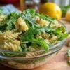 Salade de Pâtes au Citron et Roquette servie dans un grand bol