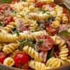 Salade de pâtes italienne rapide avec rotinis, pepperoni et légumes frais