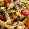 Salade de pâtes aux légumes avec tomates cerises et mozzarella
