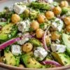 Bol de salade colorée avec pois chiches, avocat et féta