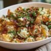 Gros plan texture croustillante pommes terre écrasées dorées