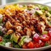 Salade de Poulet BBQ Hachée fraîche avec poulet grillé et légumes