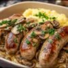Saucisses de Toulouse moutarde champignons sauce crémeuse dans poêle