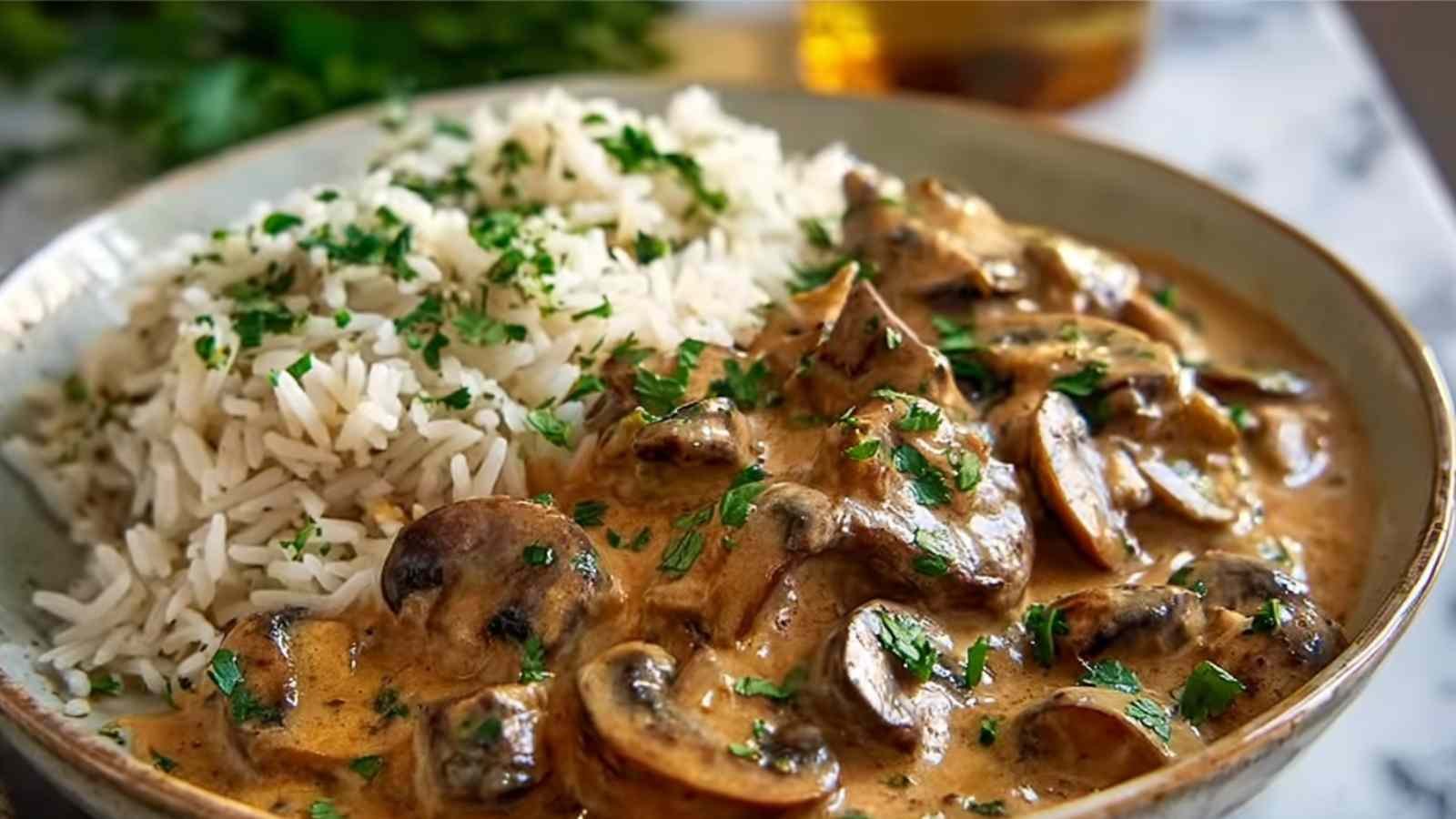 Plat de stroganoff de champignons avec riz complet dans une assiette blanche