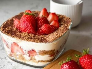 Tiramisu aux fraises et spéculoos dans un plat de service