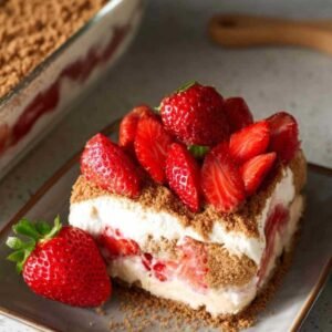 Tiramisu aux fraises et spéculoos dans un plat de service